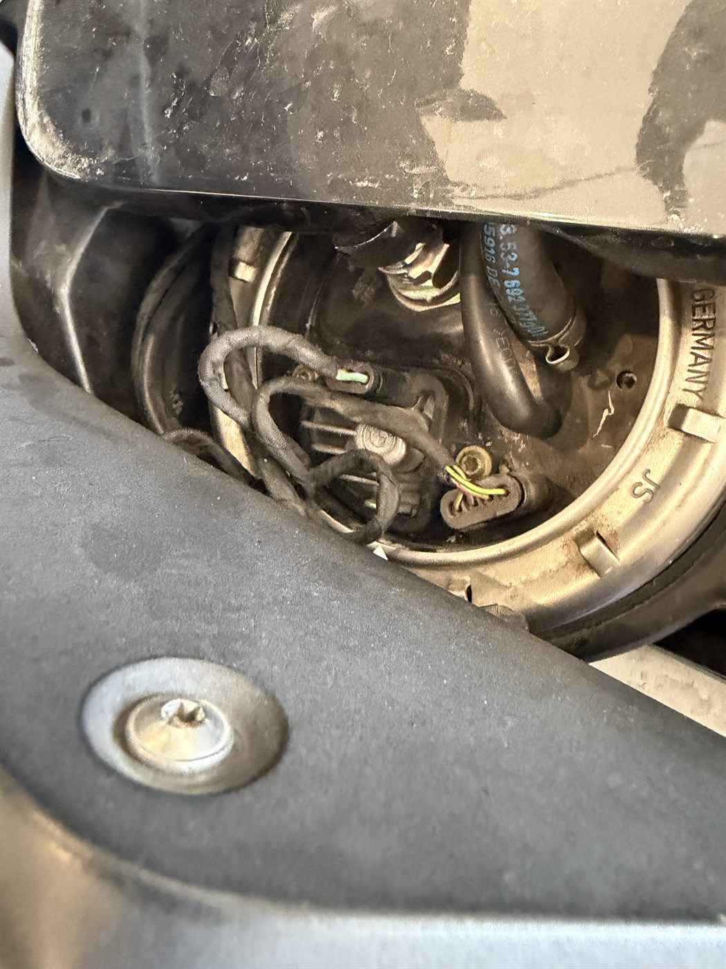 BMW R1200 fuel-tank hoses inspected for leaks during service